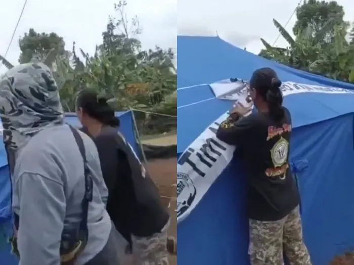 Aksi sekelompok orang mencabut label pada tenda bantuan yang diberikan tim berbagai dari rumah ibadah untuk korban gempa Cianjur