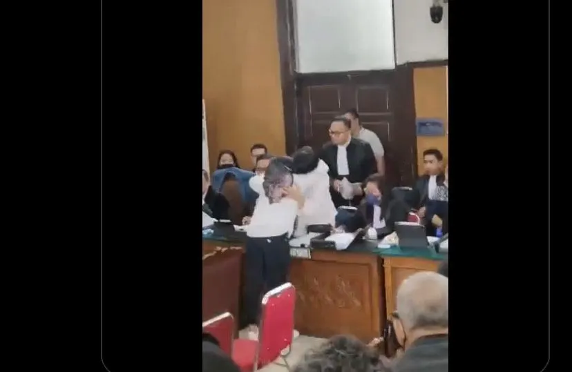 Jadi Sorotan, Susi ART Memeluk Putri Candrawathi di Persidangan, Ada Skenario Apa Lagi?