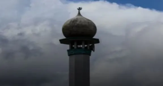 Ilustrasi pengeras suara masjid yang dipasang di menara.
