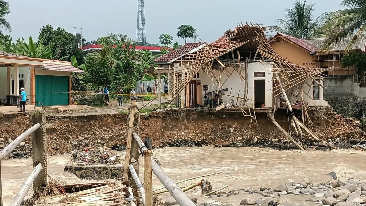 Salah satu akses jalan warga yang hancur tersapu derasnya aliran Sungai Cidurian. (Yogi Faisal)