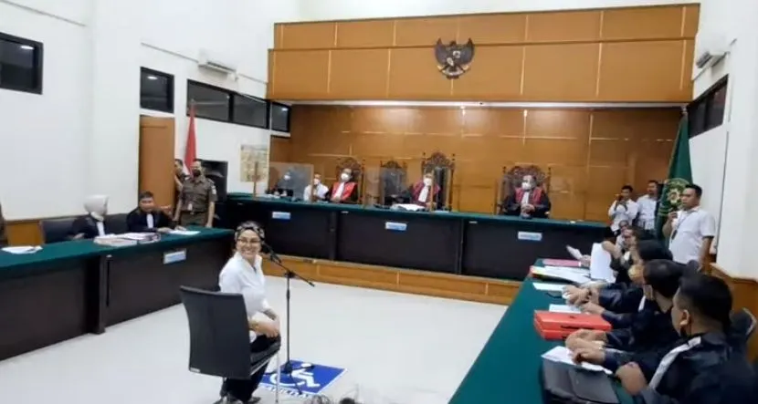 Sumringah dan Fashionable, Nikita Mirzani Jalani Sidang Perdana Kasus Pencemaran Nama Baik Dito Mahendra