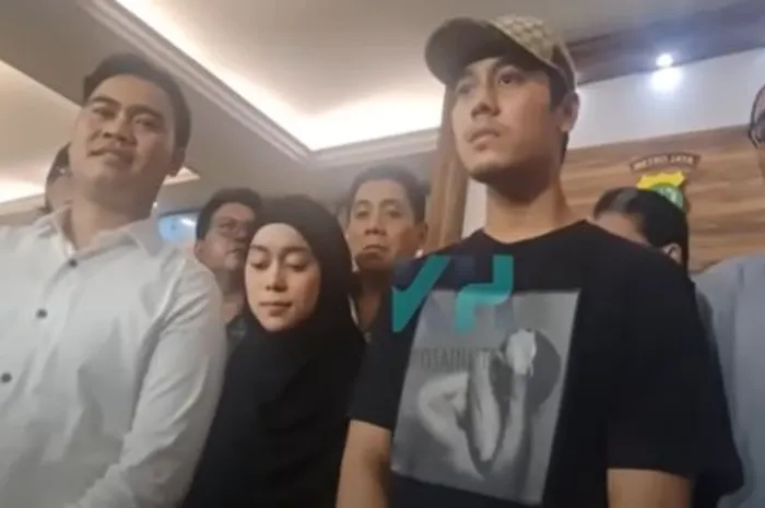Rizky Billar Terlihat Gigit Bibir saat Lesti Kejora Bicara, Mikro Ekspresi Sebut Ada Marah dan Dendam!