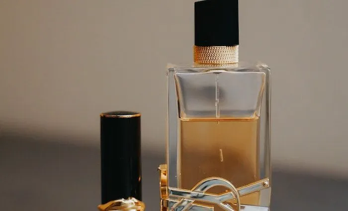 Ilustrasi parfum untuk pria dan wanita.