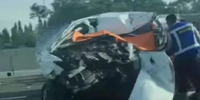 Tangkapan layar kondisi terakhir mobil pasutri yang alami kecelakaan di jalan Tol Jakarta-Cikampek arah Jakarta, Minggu (12/12/2021).