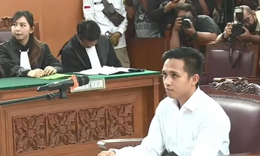 Potret Bharada E saat jalani sidang perdana di PN Jaksel. 