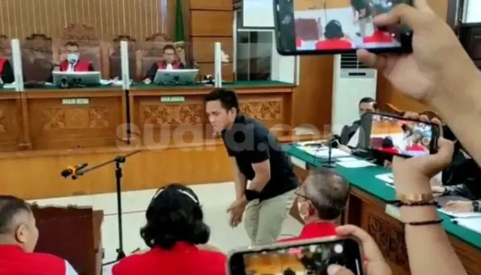Bertemu untuk Pertama Kalinya, Bharada E Berlutut di Depan Kedua Orang Tua Brigadir J