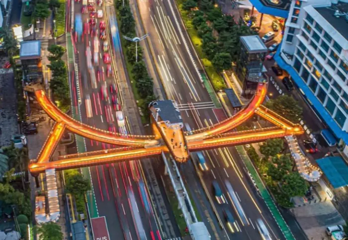 Instagramable, berjalan kaki di atas Jembatan Penyeberangan Orang (JPO) Karet Sudirman, Jakarta, bisa dikunjungi saat Nataru.