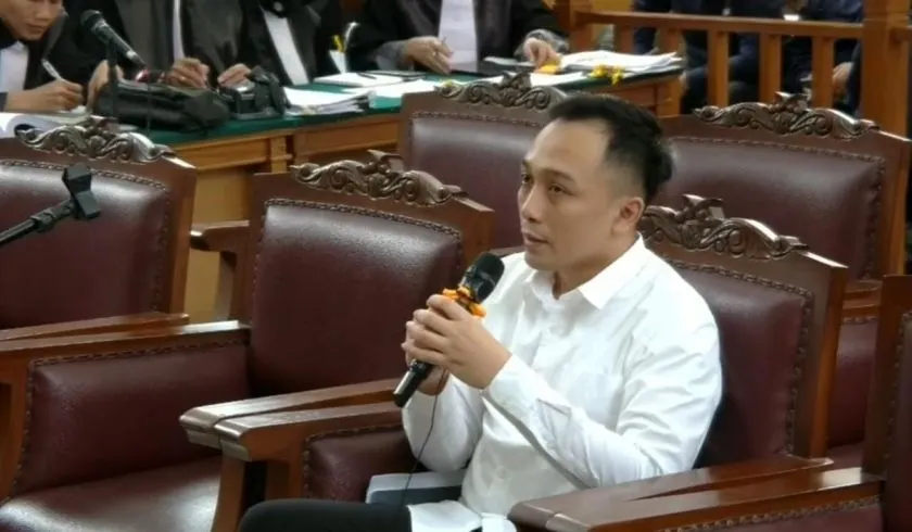 Ricky Rizal atau Bripka RR terindikasi memberi kesaksian palsu atau berbohong kepada hakim pada jalanan sidang Senin, 5 Desember 2022.