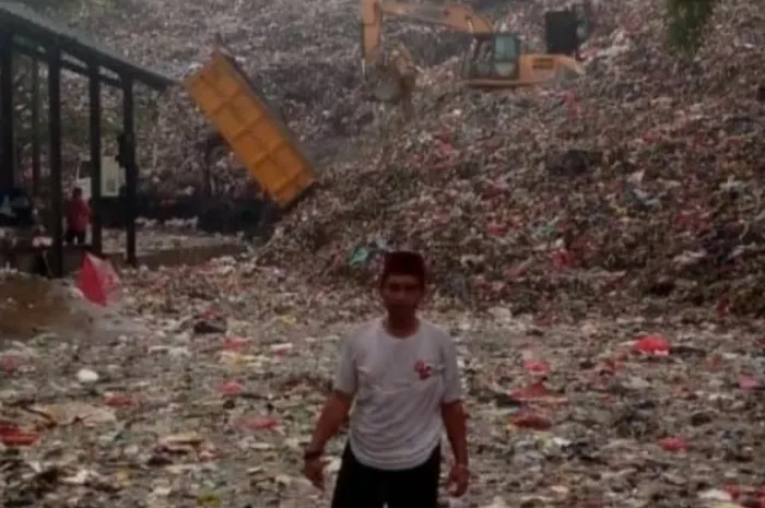 Banjir di TPA Cipayung Depok mengakibatkan sampah berserakan terbawa aliran air