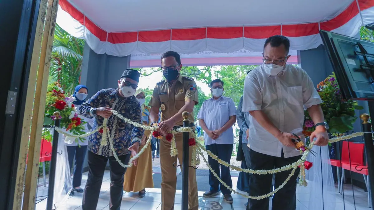 Wali Kota Bogor Bima Arya Sugiarto (tengah) Rektor IPB University, Prof Arif Satria (kanan) dan Direktur Rumah Sakit Lapangan dr Najib Askar (kiri) saat meresmikan rumah sakit lapangan di Kampus IPB University (Dok Pemkot Bogor)