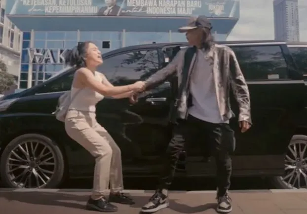 Jeje dan Bonge jadi model video klip lagu Jangan Katakan Cinta. 