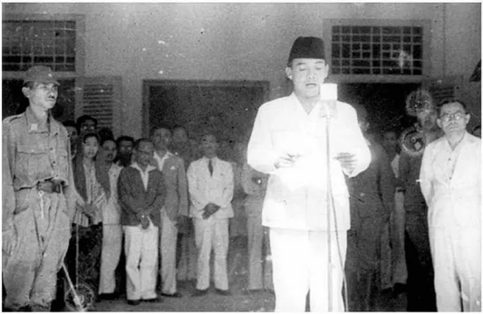 Soekarno membacakan Teks Proklamasi Kemerdekaan RI 17 Agustud 1945