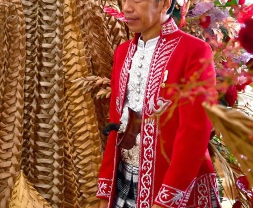 Presiden Jokowi Mengenakan Baju Dolomani saat Mengikuti Peringatan HUT RI ke-77