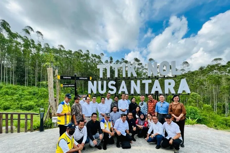 Presiden Jokowi bersama Ketua DPR Puan Maharani, Menteri Sekretaris Negara Pratikno, Menteri Investasi/Kepala BKPM Bahlil Lahadalia, Menteri PUPR Basuki Hadimuljono, Kepala Badan Otorita IKN Bambang Susantono, Gubernur Kalimantan Timur Isran Noor, dan para pemred bersama di Titik Nol IKN.