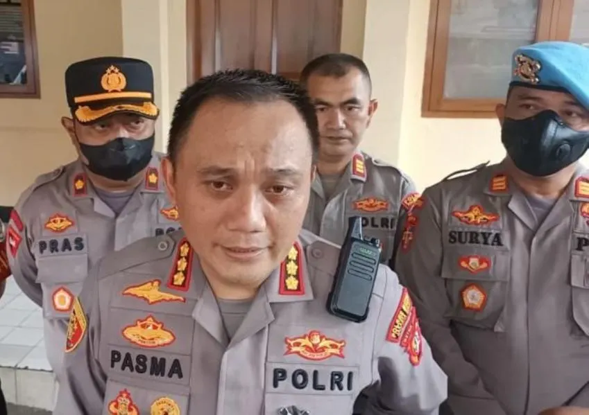 Kapolres Metro Jakarta Barat Kombes Pol Pasma Royce  memberikan keterangan soal penemuan empat mayat di Kalideres.