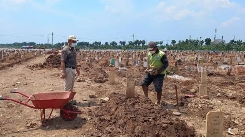 Chandra, warga Tangerang, Bamten langsung bergegas dari kantornya yang berada di kawasan Citereup, Bogor, Jawa Barat, usai membaca berita soal amblesnya sejumlah makam di TPU Rorotan, Jakarta Utara, Rabu (1/9/2021). (Suara.com/Yosea Arga)