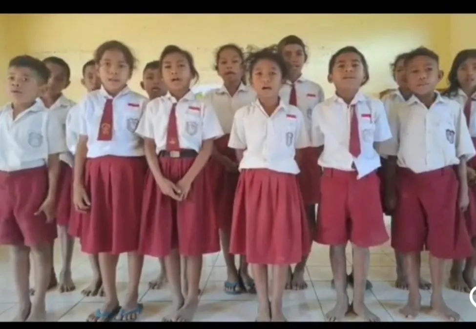Paduan Suara Bocah SDN di NTT Nyanyikan Dunia Tipu-Tipu, /tangkaplayar @undercover.id