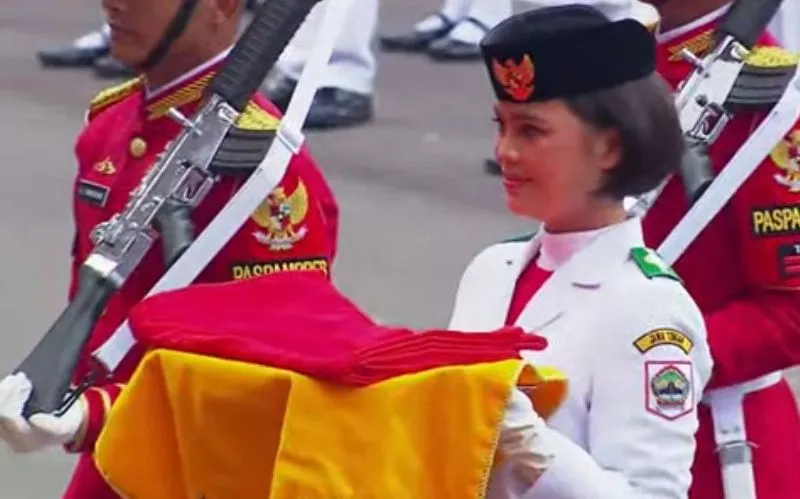 I Dewa Ayu Firsty, sosok pembawa baki bendera saat upacara Kemerdekaan ke-77 RI di Istana Negara.