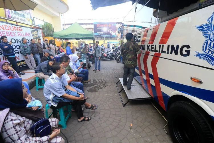 Ilustrasi warga memanfaatkan layanan SIM Keliling.