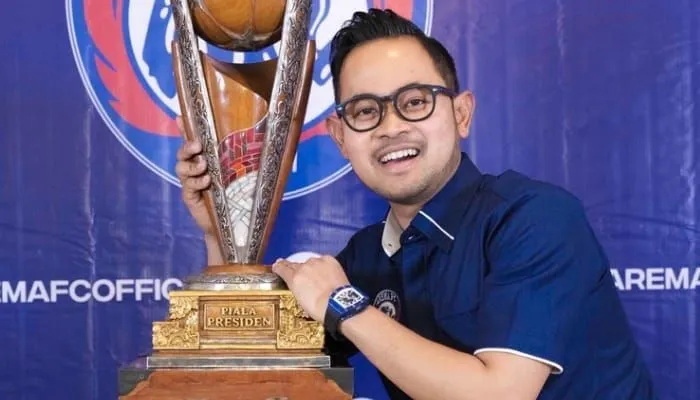 Gilang Widhia Pramana atau Juragan 99 Tengah Memegang Trofi Piala Presiden 2022 yang Diraih Arema, Sumber gambar : Instagram juragan_99)