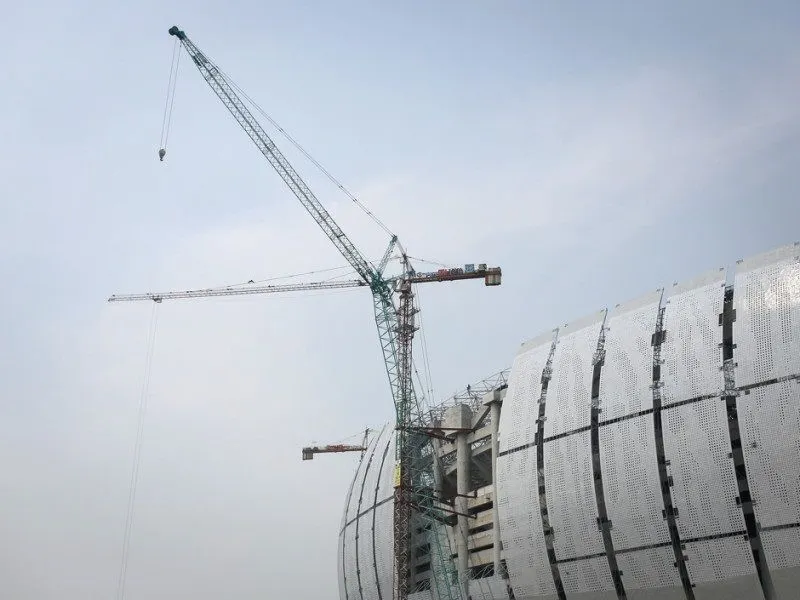 Realisasi pembangunan JIS hingga minggu ke-111 mencapai 76,52 persen. Pengerjaan fitur unggulan stadion saat ini sudah memasuki tahap akhir. Sementara itu, pemasangan rumput stadion utama hampir mencapai 100 persen.