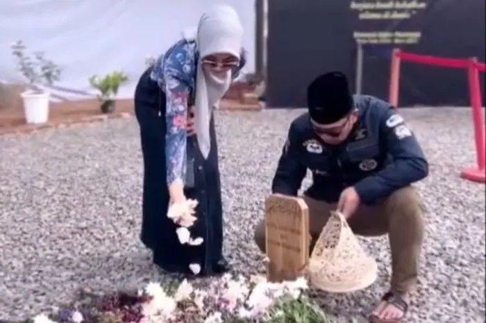 Ridwan Kamil dan Atalia akan pergi haji ke mekah. Sebelum itu, mereka berziarah ke makam Eril. (Instagram/@ridwankamil)