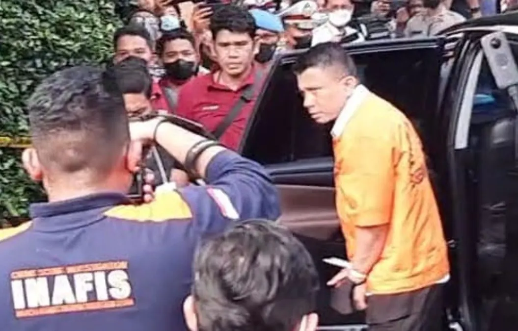 Tersangka Ferdy Sambo mengikuti rekonstruksi pembunuhan Brigadir J di rumah dinas di Duren Tiga, Jakarta Selatan.