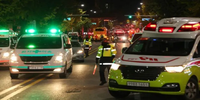 Ambulans sempat diblokir massa saat hendak membantu para korban. [Hani.co.kr]