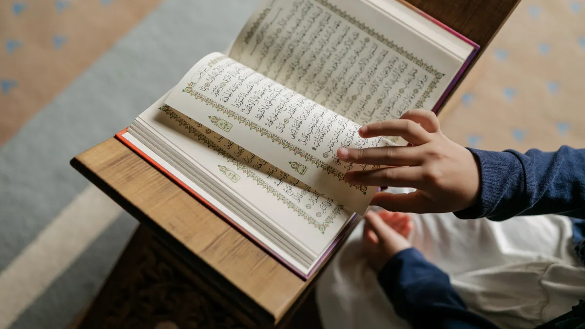 Ilustrasi naskah khutbah Jumat berjudul 'Maulid Nabi Tiba, Jaga Akhlak Generasi Muda.'