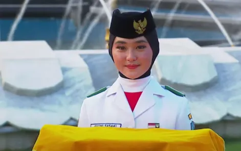 Ayumi Putri Sasaki, Paskibraka Nasional pembawa baki di upacara penurunan bendera di Istana Merdeka.