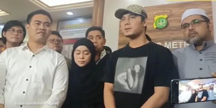 Rizky Billar dan Lesti Kejora saat di polres Metro Jakarta Selatan/ tangkaplayar Youtube Suaradotcom)