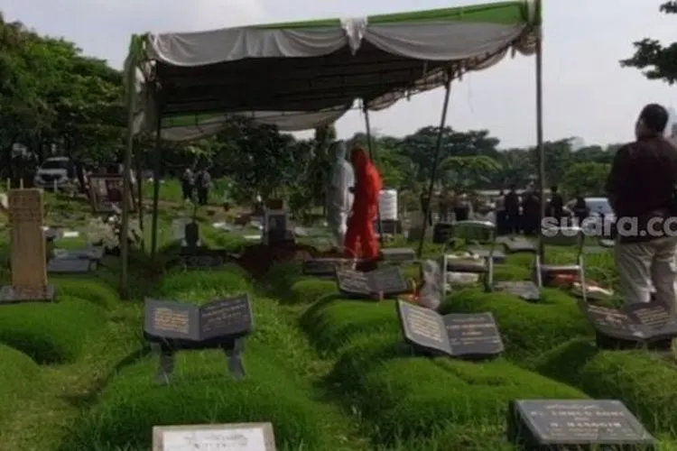 Suasana pemakaman Rina Gunawan di TPU Tanah Kusir, Jakarta [Suara.com/Evi Ariska]