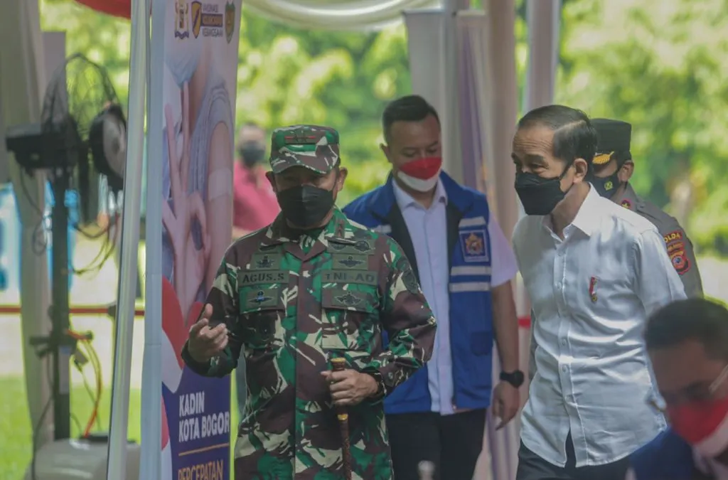 Presiden Jokowi saat meninjau vaksinasi di Kebun Raya Bogor, Minggu 29 Agustus 2021