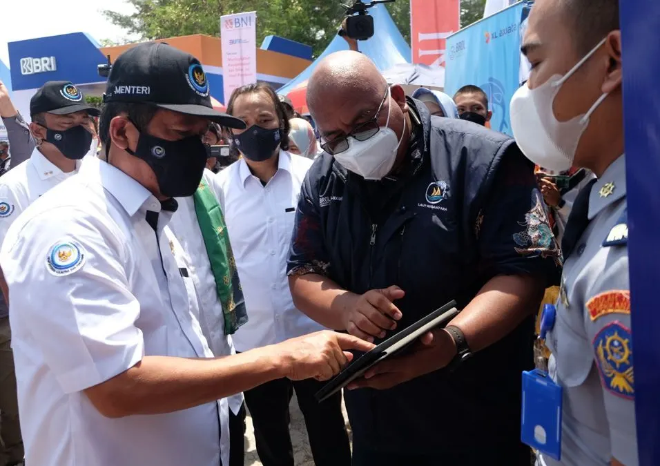 Menteri Kelautan dan Perikanan RI, Sakti Wahyu Trenggono saat mencoba pengalamannya menggunakan aplikasi Laut Nusantara. (Istimewa)