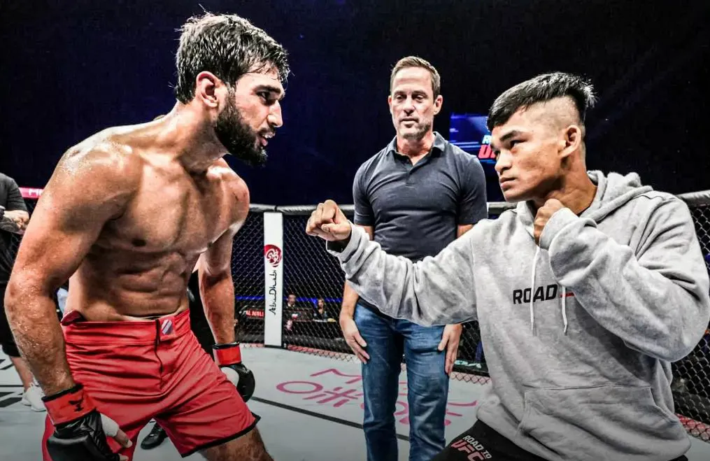 Jeka Seragih tatap muka dengan Anshul Jubli di ring oktagon UFC.