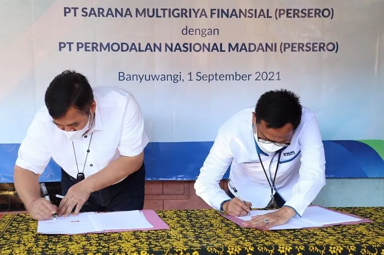 Penandatanganan kerja sama oleh Direktur Utama PT Permodalan Nasional Madani (PNM), Arief Mulyadi (kanan),dan Direktur Utama PT Sarana Multigriya Finansial, Ananta Wiyogo, di Dusun Macan Putih, Banyuwangi, Jawa Timur, Rabu, 1 September 2021.