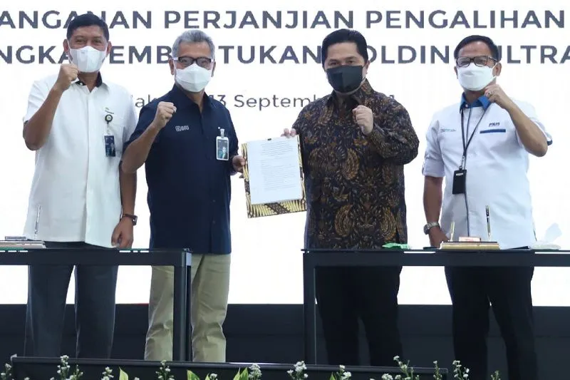 Menteri BUMN Erick Thohir (nomor dua dari kanan) ketika menghadiri penandatanganan akta inbreng saham pemerintah di PT Permodalan Nasional Madani (PNM) dan PT Pegadaian sebagai penyertaan modal negara kepada BRI selaku induk holding di Jakarta, 13 September 2021.