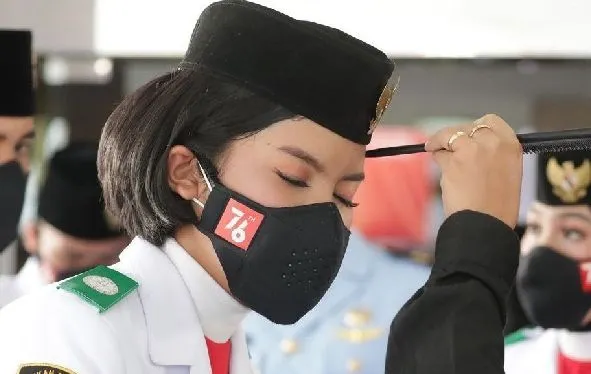 Pembawa baki Bendera Pusaka, Valentina Dyastika.