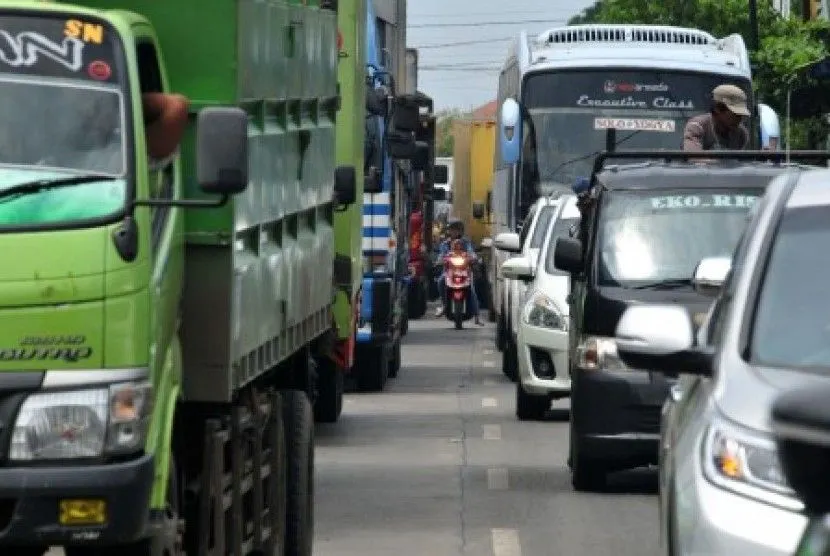 Ilustrasi antrian kendaraan di jalan raya saat macet.