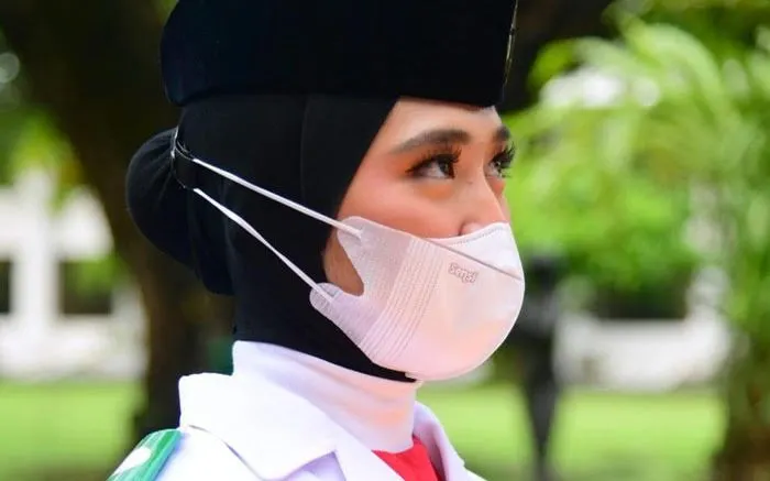 Ayumi Putri Sasaki, pembawa bendera merah putih dalam Upacara Penurunan Bendera HUT ke-77 RI di Istana Kepresidenan Jakarta.