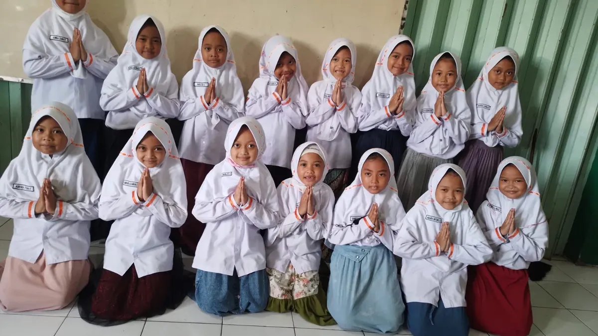 Santri cilik berpose untuk Hari Santri Nasional 2022.