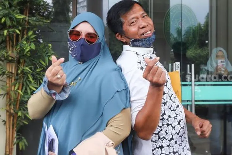 Komedian Kiwil dan Istri pertamanya, Rochimah berpose didepan kamera ketika ditemui usai menjalani sidang cerai di Pengadilan Agama Jakarta Selatan, Rabu (10/2/2021). [Suara.com/Alfian Winanto]