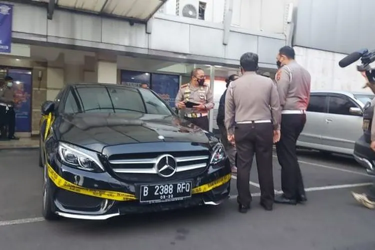 Polisi menetapkan MRK (21) pengemudi mobil mewah mercedes benz dengan nomor polisi B 2388 RFQ sebagai tersangka kasus tabrak lari bocah 9 tahun (sebelumnya disebut tujuh tahun) di Kelapa Gading, Jakarta Utara. Pria yang masih berstatus mahasiswa itu menyerahkan diri ke Polda Metro Jaya pada Rabu (24/3/2021) siang. (Suara.com/Yasir)