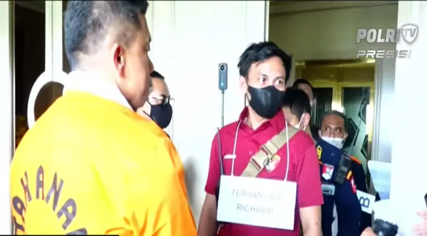 Saat jalani rekonstruksi kasus pembunuhan Brigadir J, Bharada E ditukar dengan pemeran pengganti saat bertemu Ferdy Sambo./ tangkapan layar Youtube POLRI TV RADIO