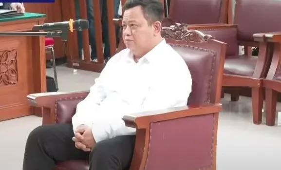 Penasihat hukum Kuat Maruf pun sempat menjadi perhatian tatkala sidang masih berlangsung dirinya mempertanyakan soal anting.