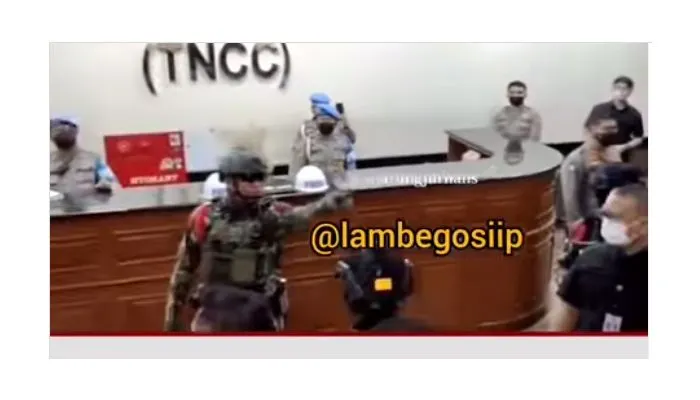 Viral Video Aksi Brimob Loreng Bentak Awak Media di Sidang Kode Etik Ferdy Sambo