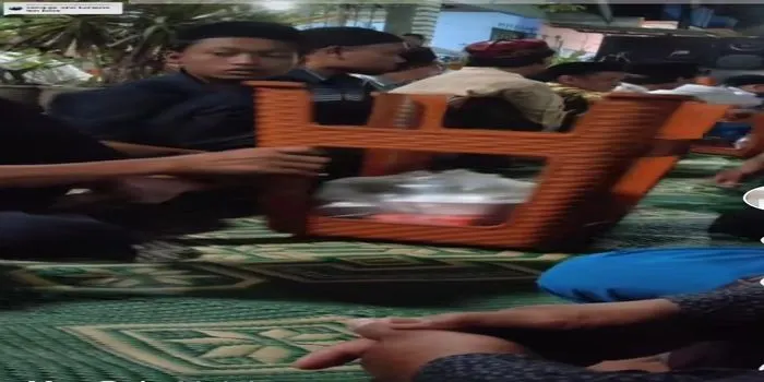 Viral video acara pembagian nasi berkat plus kursi untuk dibawa pulang /TikTok @onimas299