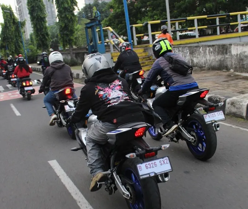 Komunitas Yamaha Riders Federation Indonesia (YRFI) jajal All New R15 Connected untuk mendapatkan pengalaman berkendara baru.