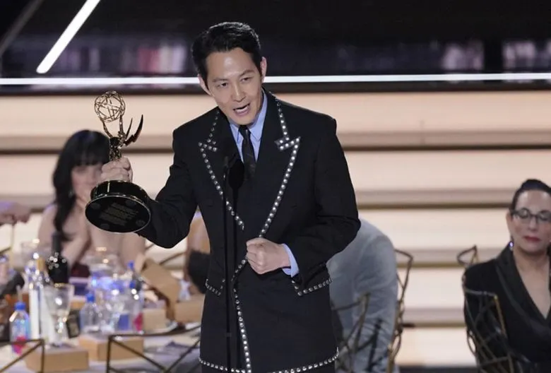Lee Jung Jae memenagkan Pemeran Utama Pria Terbaik di ajang Emmy Awards 2022.