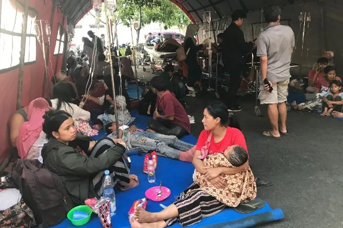 Warga Cianjur mengungsi akibat gempa.